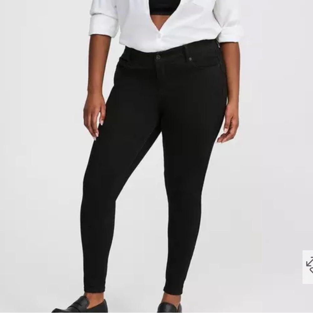 Torrid Bombshell high rise Stretch Skinny Jeans size 22